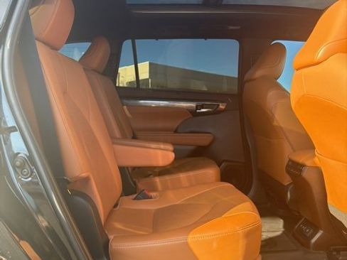 Used 2020 Toyota Highlander Platinum image 10