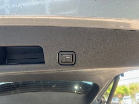 Used 2025 Chevrolet Traverse LT FWD image 15