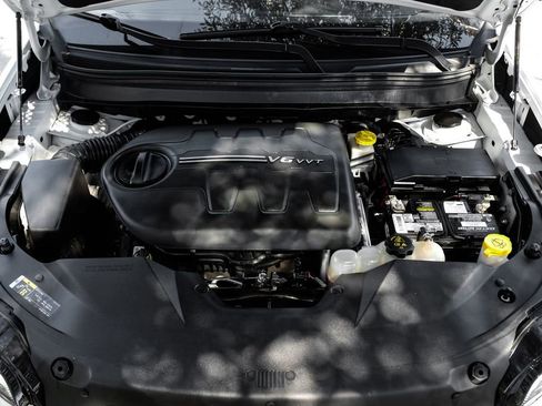 Used 2021 Jeep Cherokee Latitude Lux w/ Comfort/Convenience Group image 7