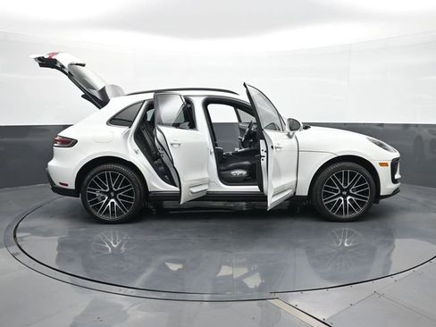 Certified 2025 Porsche Macan AWD/4WD image 33