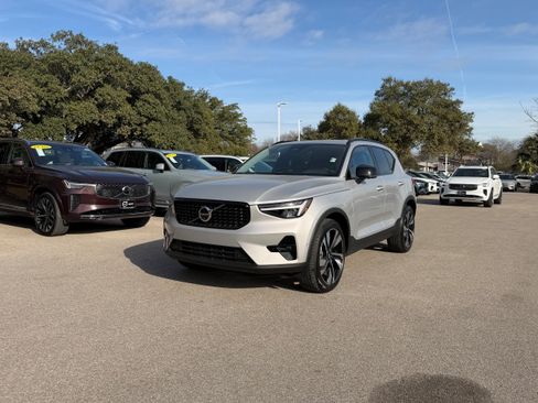 Certified 2025 Volvo XC40 B5 Plus image 2