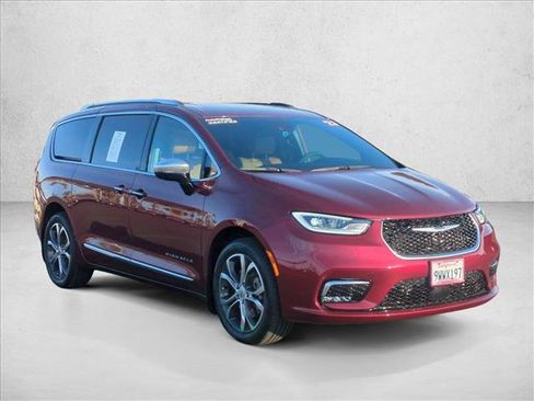 Used 2023 Chrysler Pacifica Pinnacle image 3