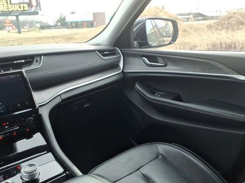 Used 2023 Jeep Grand Cherokee Limited image 12