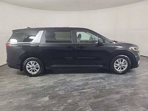 Used 2022 Kia Carnival LX image 5