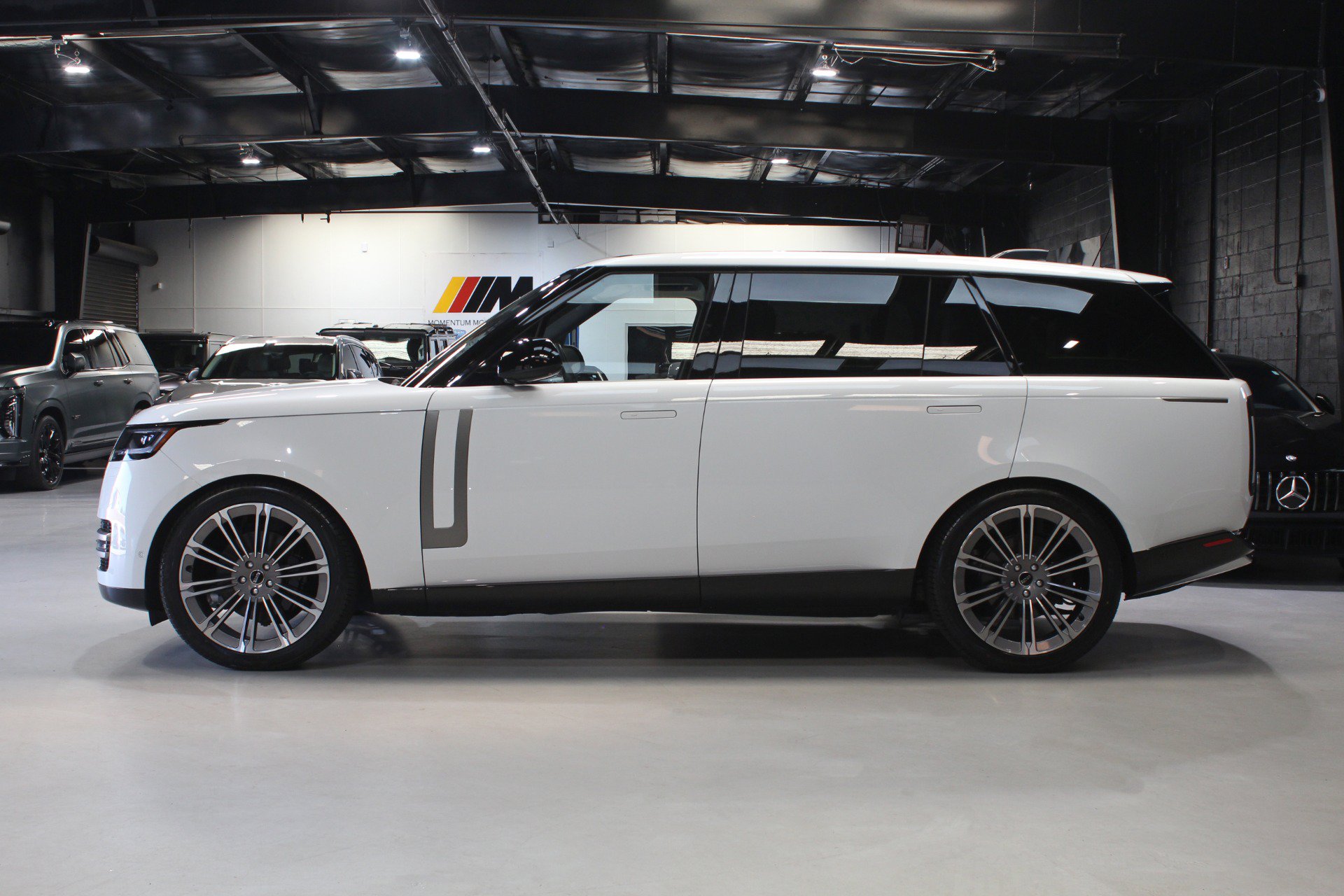 Used 2023 Land Rover Range Rover Long Wheelbase SE AWD/4WD image 3