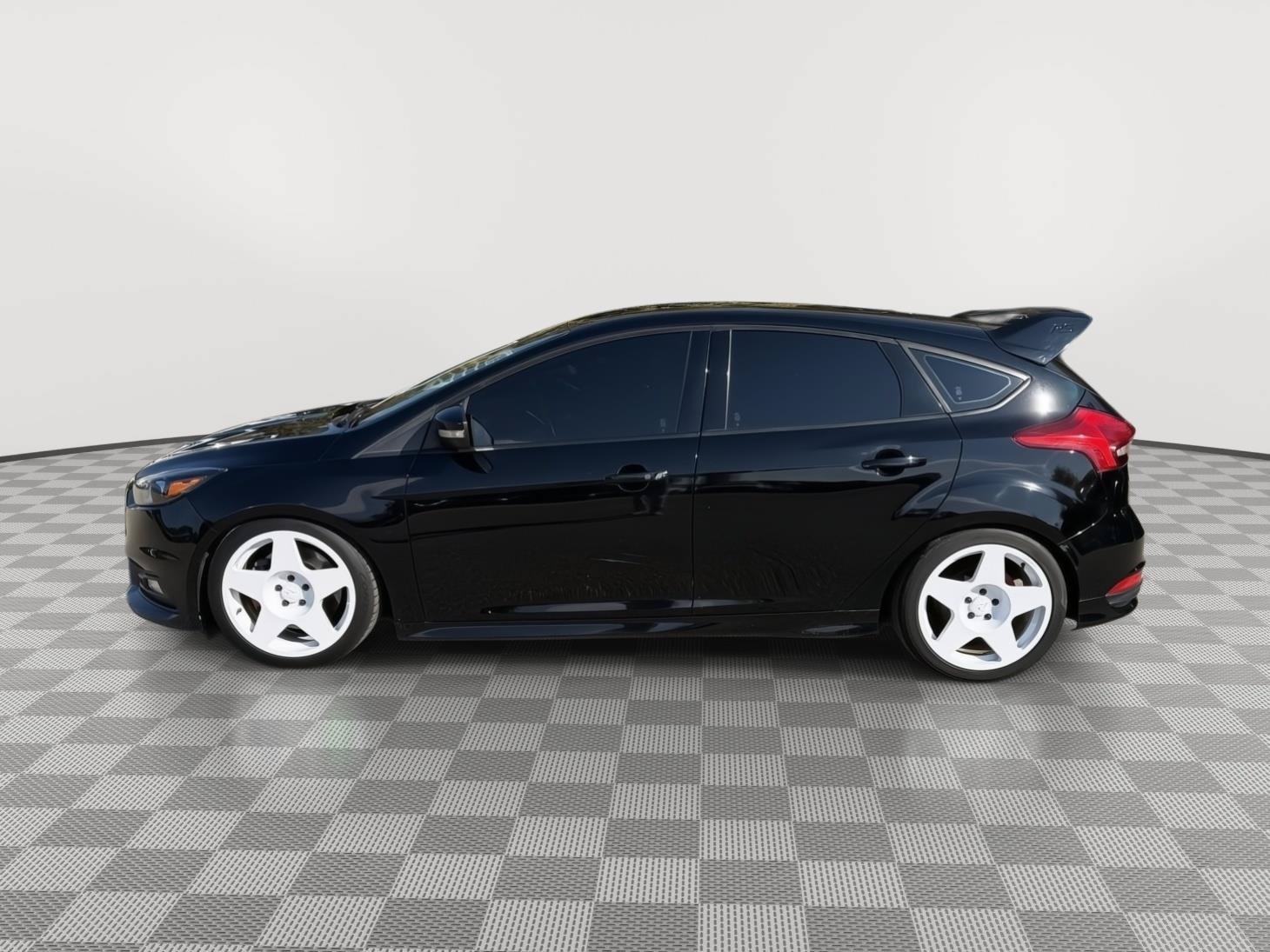 Used 2018 Ford Focus ST w/ Equipment Group 401A FWD image 4