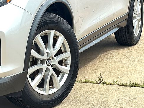 Used 2020 Nissan Rogue SV FWD image 3