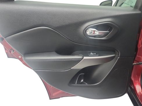 Used 2019 Jeep Cherokee Latitude Plus image 19