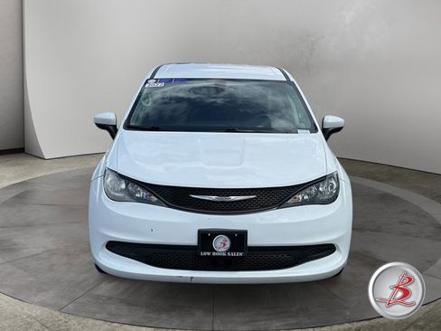Used 2022 Chrysler Voyager LX FWD image 2