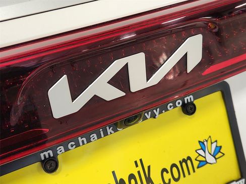 Used 2024 Kia Carnival LX FWD image 27