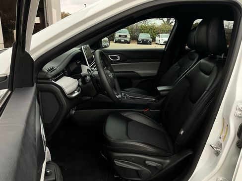 Used 2025 Jeep Compass Latitude image 10
