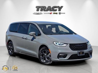 Used 2022 Chrysler Pacifica Touring-L w/ Uconnect Theater Family Group