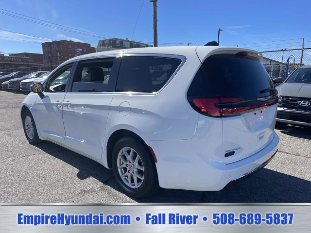 Used 2025 Chrysler Pacifica Select FWD image 9