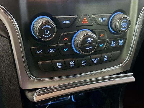 Used 2018 Jeep Grand Cherokee Laredo AWD/4WD image 22