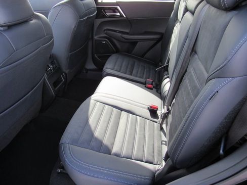 New 2025 Mitsubishi Outlander SE image 9