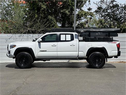Used 2018 Toyota Tacoma TRD Off-Road w/ Technology Package image 13