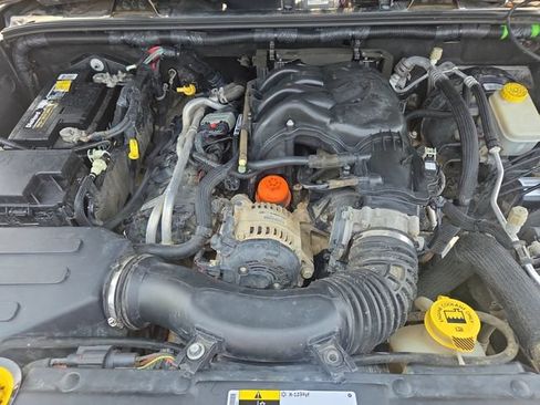Used 2016 Jeep Wrangler Unlimited Sahara w/ Dual Top Group AWD/4WD image 29