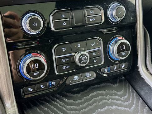 Used 2024 GMC Yukon XL Denali AWD/4WD image 16