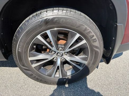 Used 2019 Toyota Highlander LE AWD/4WD image 4