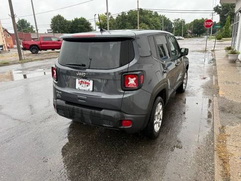Used 2023 Jeep Renegade Latitude AWD/4WD image 6