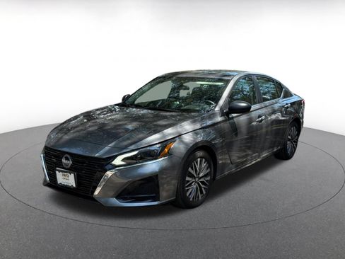 Used 2025 Nissan Altima 2.5 SV FWD image 7