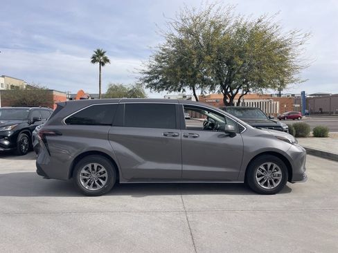 Used 2024 Toyota Sienna LE image 3