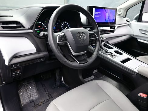 Used 2025 Toyota Sienna XLE w/ XLE Plus Package AWD/4WD image 13
