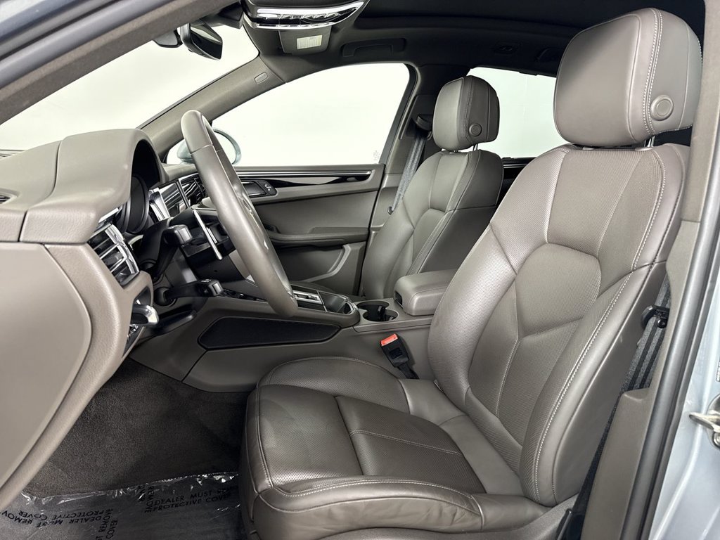 Certified 2024 Porsche Macan AWD/4WD image 5