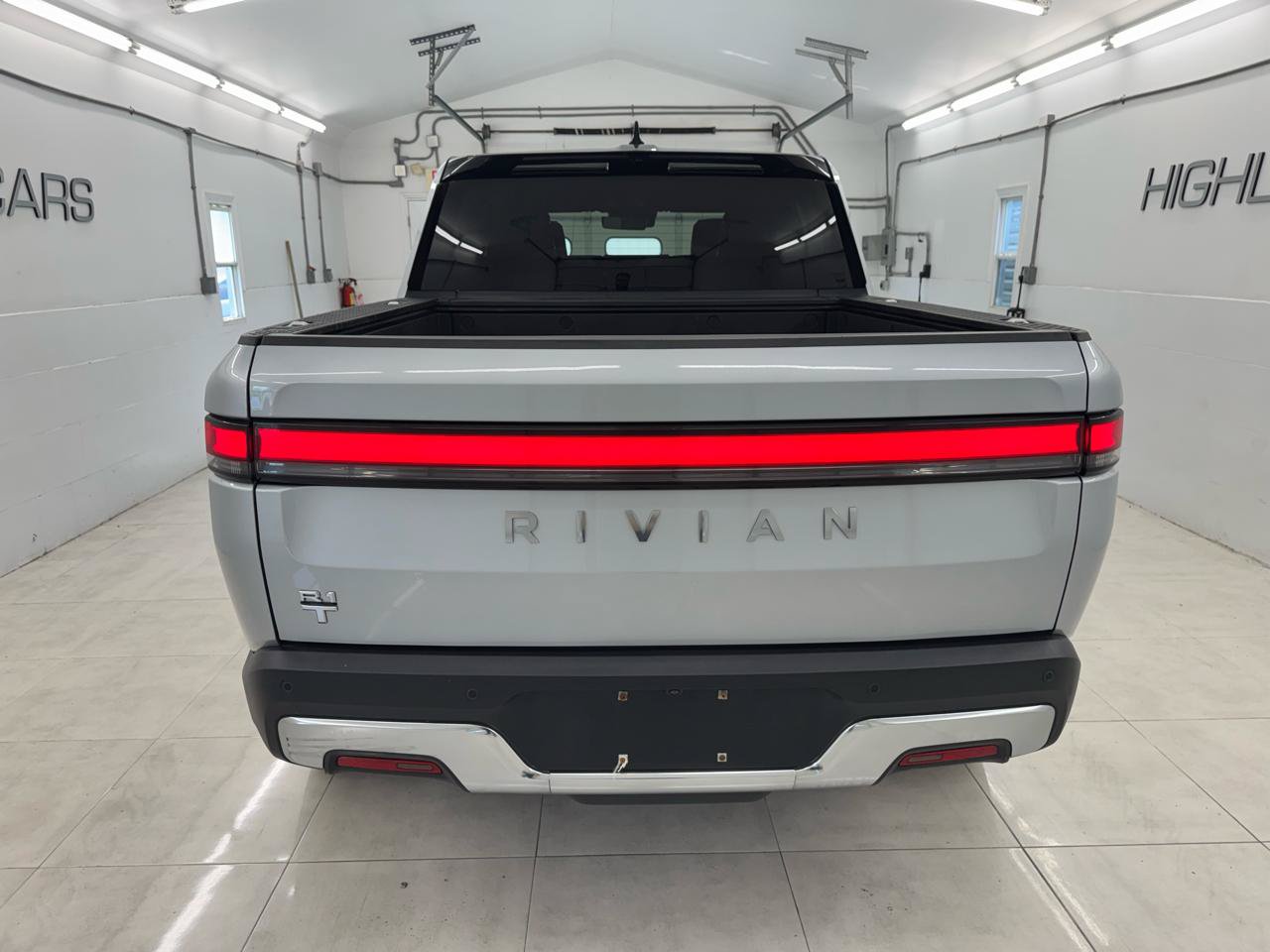 Used 2025 Rivian R1T Adventure Dual AWD/4WD image 5