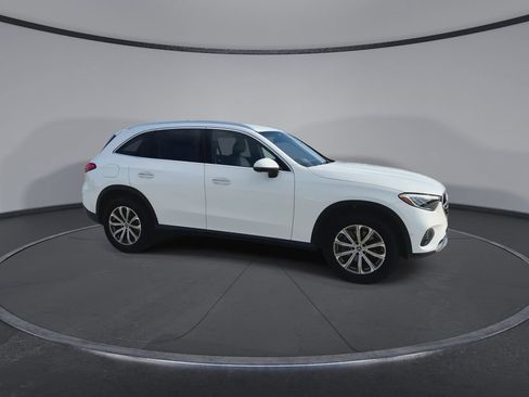 Used 2025 Mercedes-Benz GLC 300 image 2