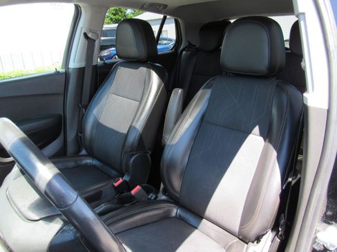 Used 2018 Chevrolet Trax LT w/ Sun & Sound Package FWD image 18