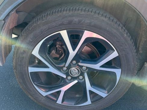 Used 2018 Toyota C-HR XLE FWD image 16