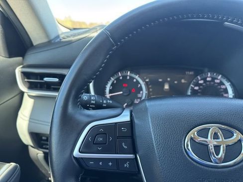 Used 2024 Toyota Highlander XLE image 12