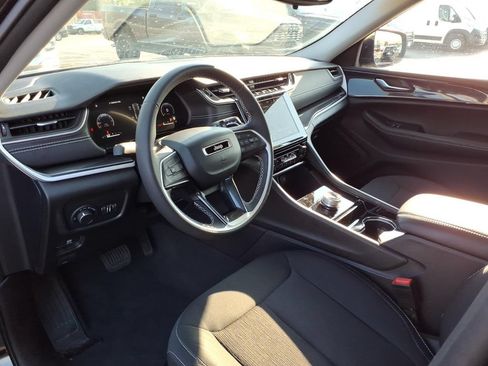 Certified 2023 Jeep Grand Cherokee Laredo AWD/4WD image 8