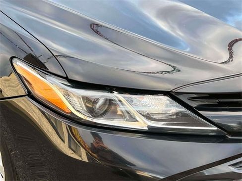 Used 2018 Toyota Camry LE image 8