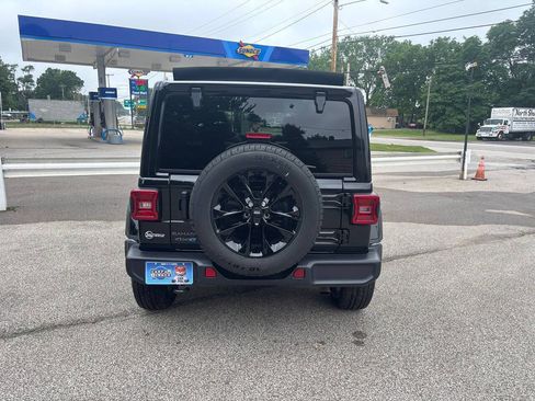 Used 2025 Jeep Wrangler Unlimited Sahara AWD/4WD image 5