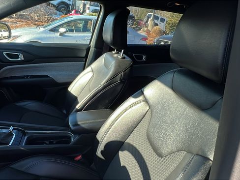 Used 2024 Jeep Compass Latitude image 17