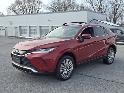 Certified 2022 Toyota Venza XLE image 3