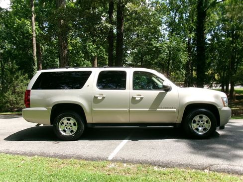 Used 2008 Chevrolet Suburban LT w/ LT Preferred Equipment Group RWD image 4
