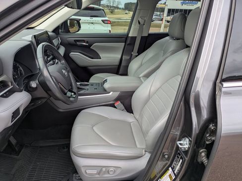 Used 2021 Toyota Highlander XLE image 7
