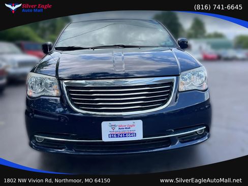 Used 2014 Chrysler Town & Country Touring FWD image 6