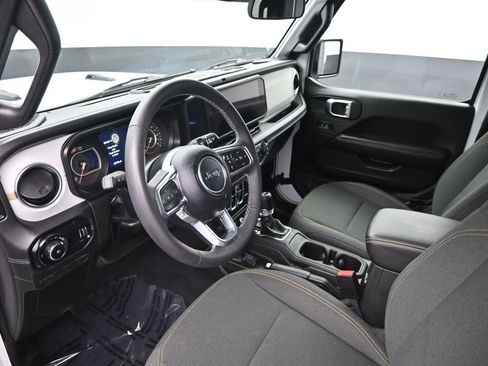 Used 2025 Jeep Wrangler Unlimited Sahara AWD/4WD image 19