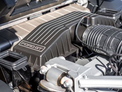 Used 2005 Ford GT RWD image 32