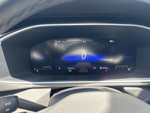 Certified 2025 Volkswagen Taos SE AWD/4WD image 2
