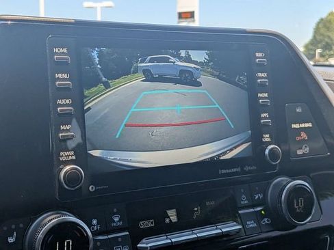 Used 2022 Toyota Highlander XLE FWD image 22