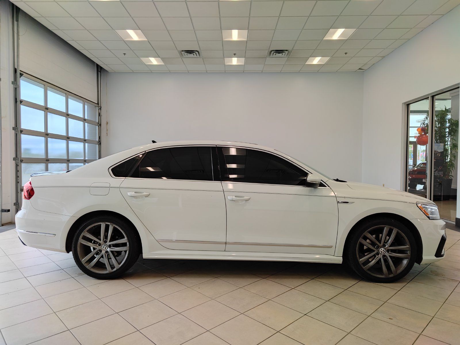 Used 2019 Volkswagen Passat 2.0T SE R-Line FWD image 2
