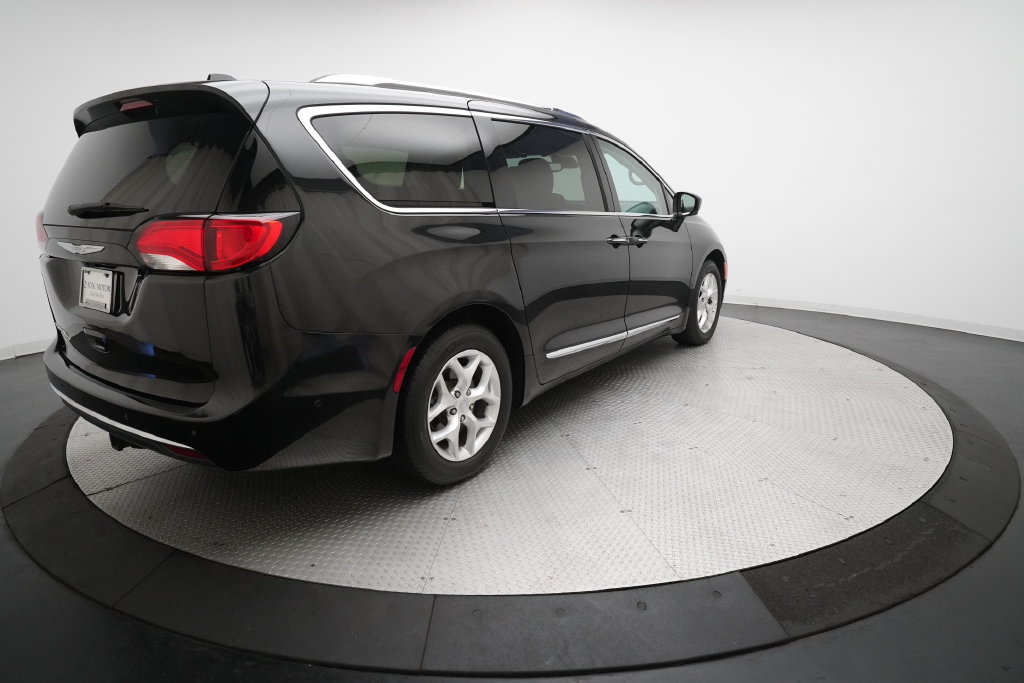Used 2017 Chrysler Pacifica Touring-L Plus FWD image 35