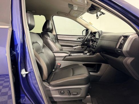 Used 2024 Nissan Pathfinder SL w/ Black Appearance Package FWD image 30