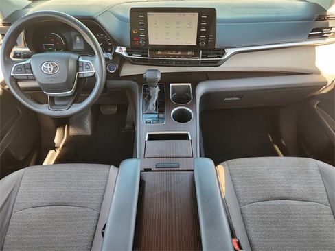 Used 2021 Toyota Sienna LE image 18