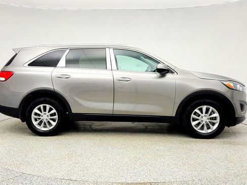 Used 2017 Kia Sorento LX w/ LX Convenience Package image 4